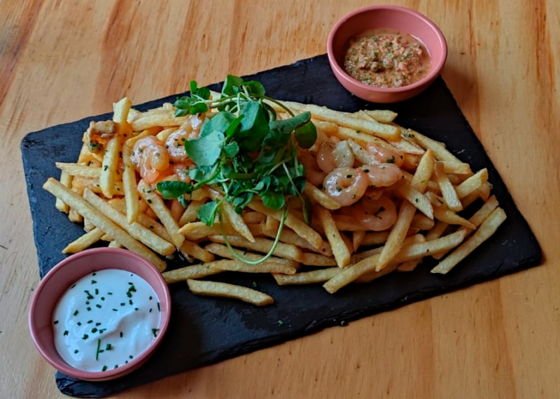 plato de papas fritas con camarones