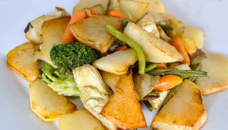 plato de Papas fritas con verduras salteadas