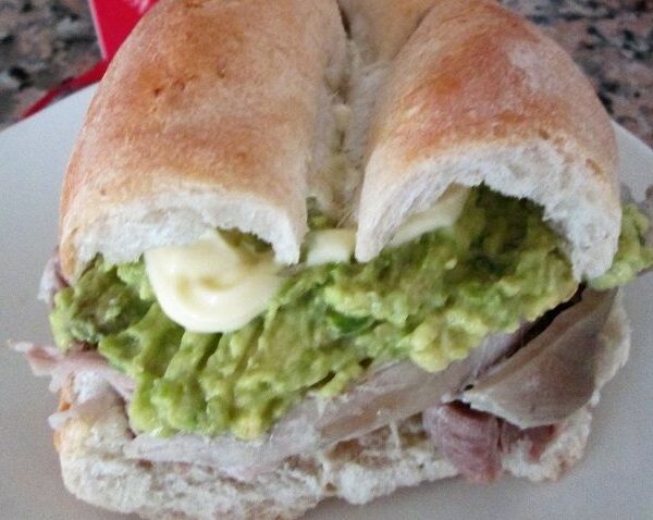 plato de sandwich con arrollado y palta