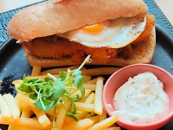 Sandwich de Milanesa Pollo y papas fritas