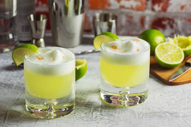 vasos de pisco sour